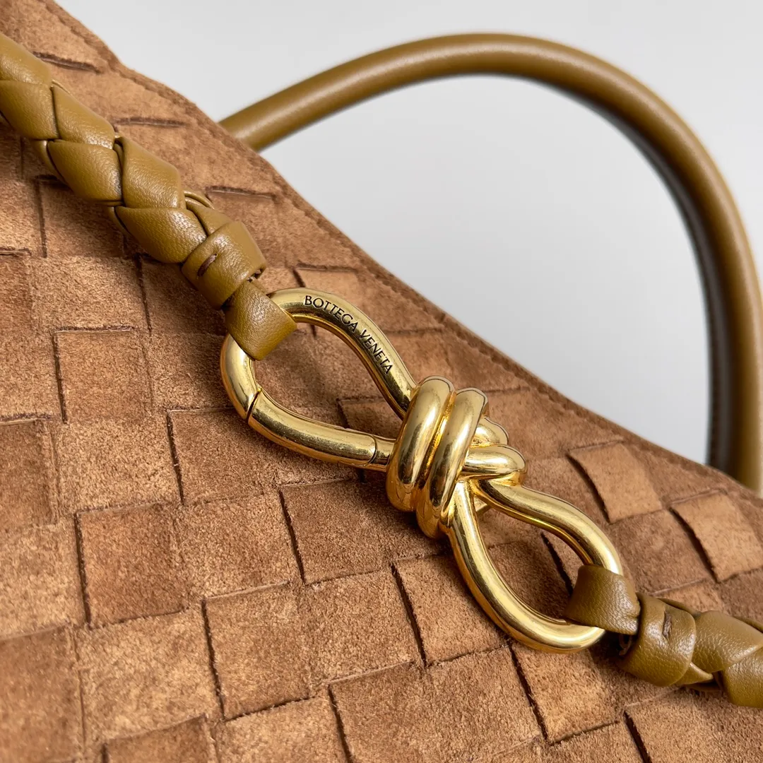 The 2023 new Andiamo batch of 2360 BV has been shipped‼ ️Really popular🔥The new Andiamo woven handbag launched by Bottega Veneta this season is really popular all over the world! ! Celebrities at home and abroad have worn it, and Oscar-winning actress Michelle Yeoh has taken it out on the street. Song Jia, Trai Yara, Yu Feihong, Sanji Ayaka, Rosie Hunting-Whiteley, Yoshioka Riho, etc. have all picked up this bag. It is classic and versatile, showing off its temperament, and the bag capacity is also large, which is very convenient for daily commuting! ! A variety of carrying methods, the shoulder straps can be adjusted by yourself, the original lambskin feels soft and delicate, and the unisex style breaks the gender boundaries and brings a more practical and long-lasting use experience. Andiamo, which has both elegant and casual styles, perfectly interprets the true appearance of "fashionable old money style". Style number: 743572 Size: 32*24*12